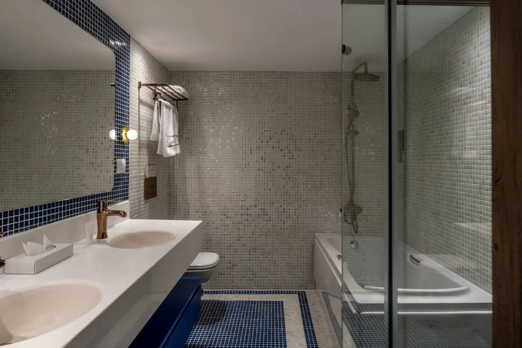 Cabin bathroom (1)